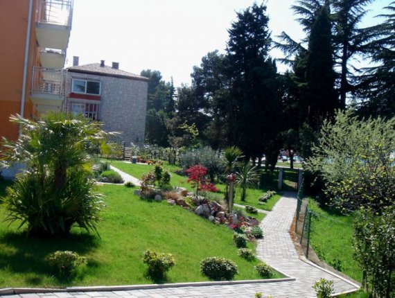 Garden of a residential building in Umag